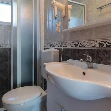 1 Bedroom Cozy Apartment In Klek Apartment *
