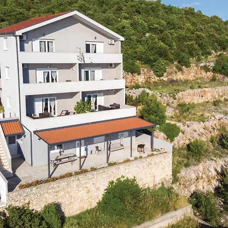 1 Bedroom Cozy Apartment In Klek Apartment *